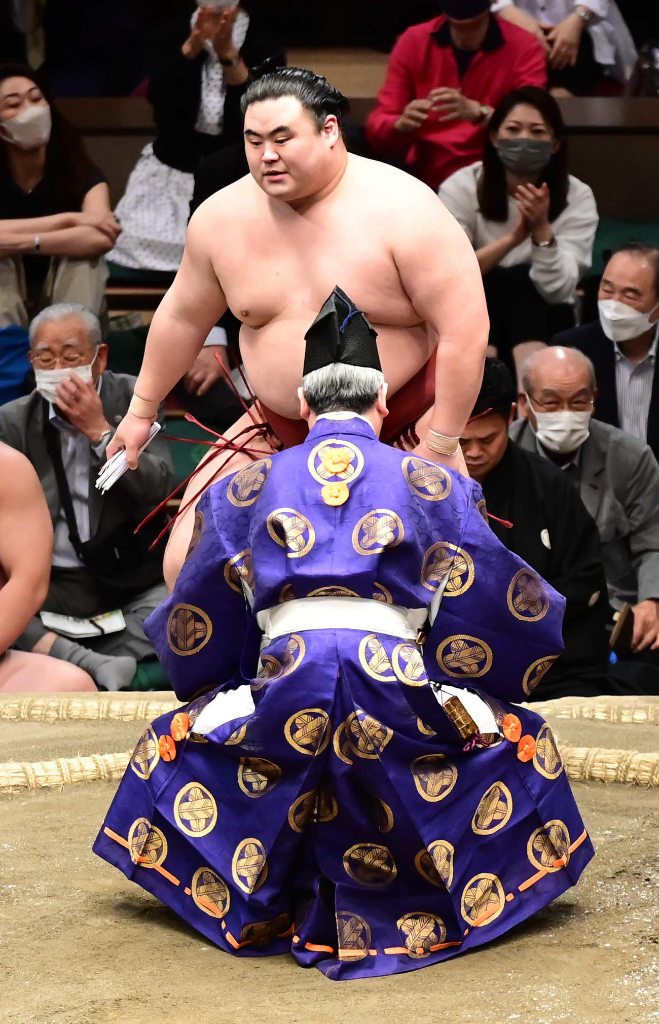 2敗を死守し懸賞金を手にする隆の勝（撮影・小沢裕）