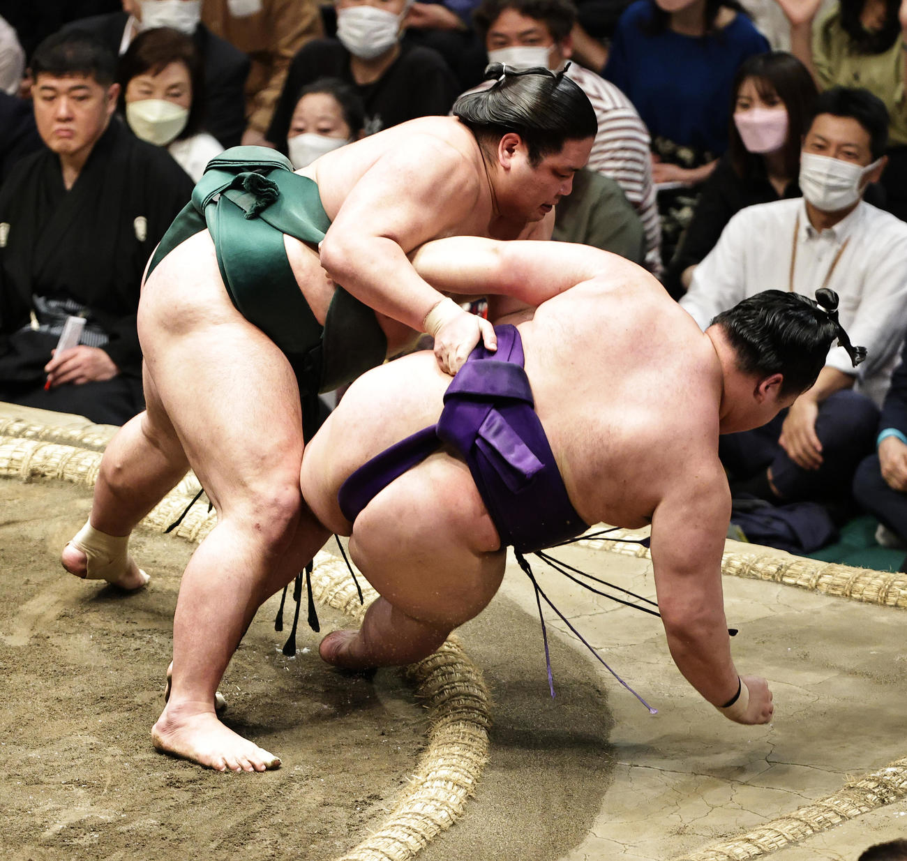 明生（右）を寄り倒しで破る錦木（撮影・中島郁夫）
