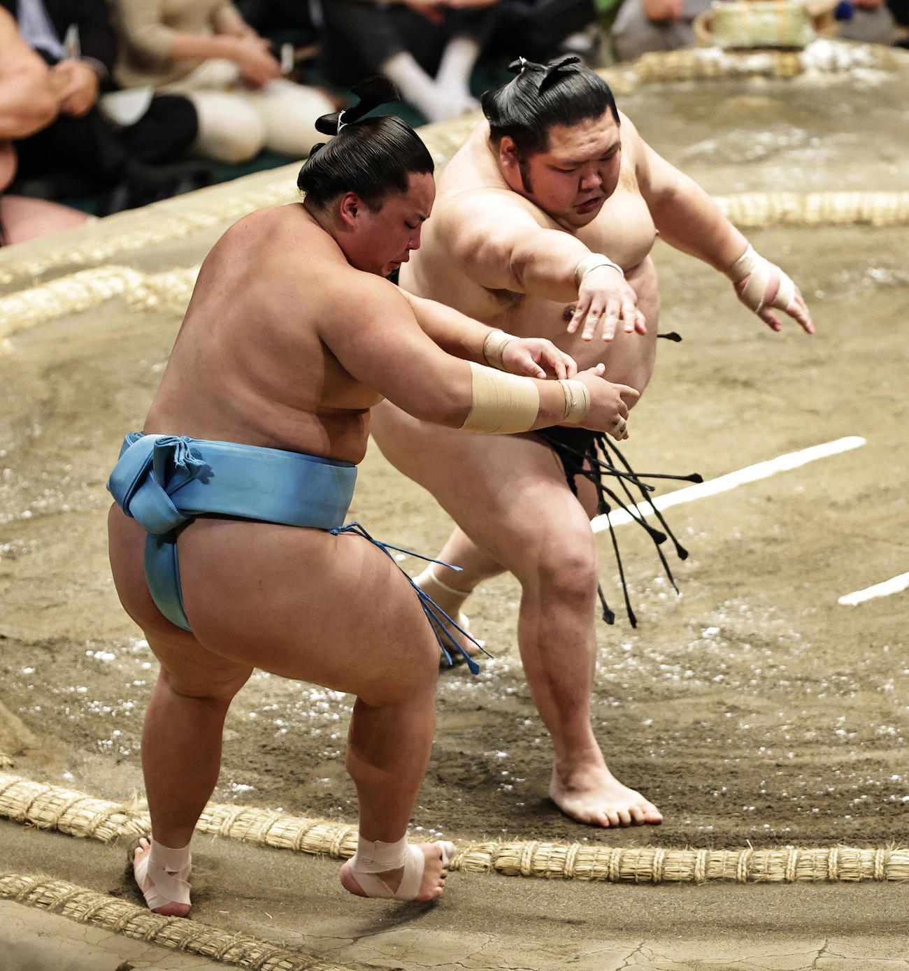 琴勝峰（左）を突き出しで破る千代大龍（撮影・中島郁夫）