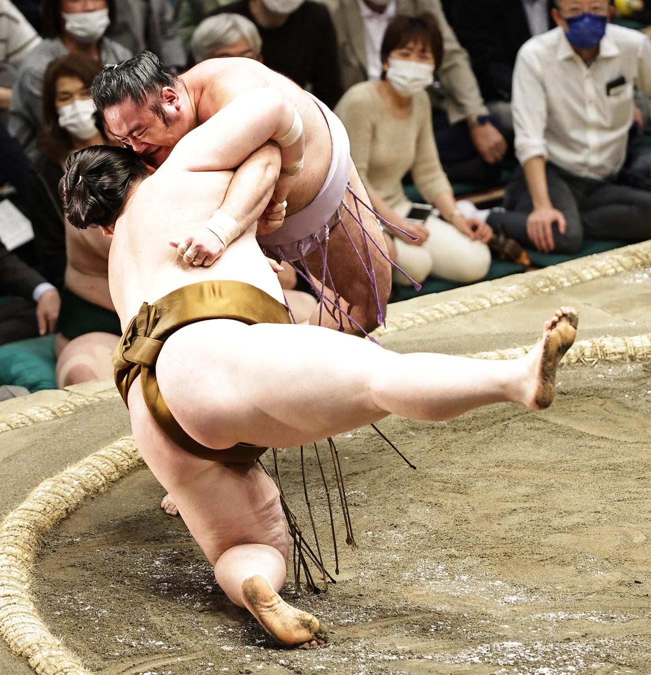 王鵬（左）をすくい投げで破る琴恵光（撮影・中島郁夫）