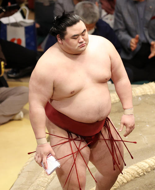 懸賞金を手に土俵を引き揚げる隆の勝（撮影・鈴木正人）