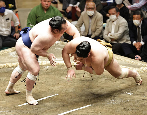 輝（右）を突き落としで破る宝富士（撮影・中島郁夫）
