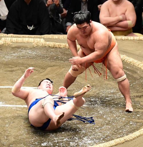 一山本（左）は志摩ノ海に押し倒しで敗れる（撮影・小沢裕）