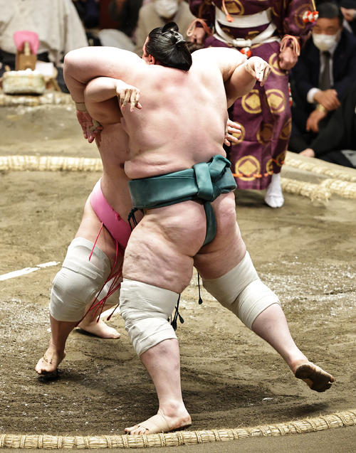 碧山（右）を寄り切りで破る宇良（撮影・中島郁夫）