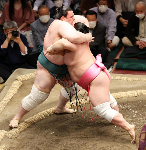 碧山（左）を寄り切りで破る宇良（撮影・鈴木正人）