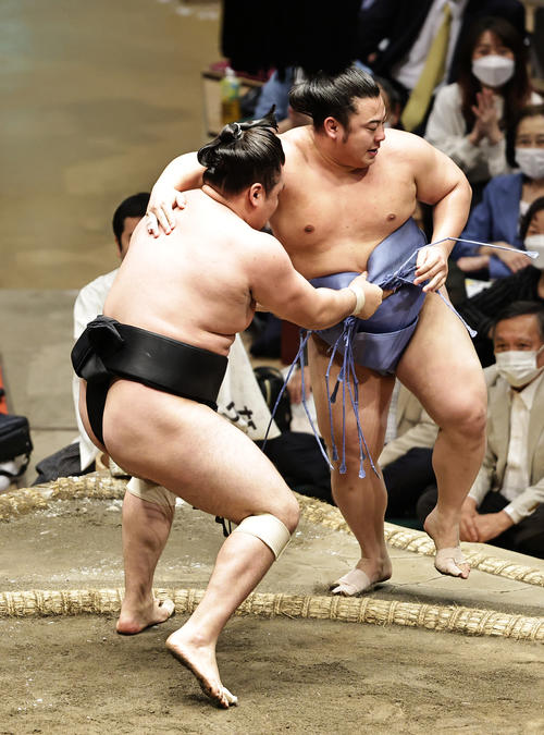 翔猿（右）を寄り切りで破る霧馬山（撮影・中島郁夫）