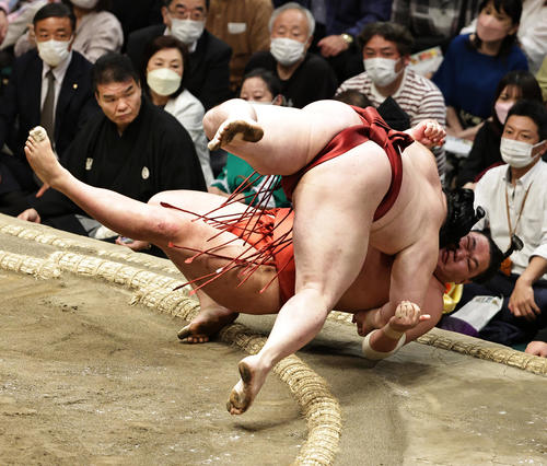豊昇龍（下）を寄り倒しで破る隆の勝（撮影・中島郁夫）