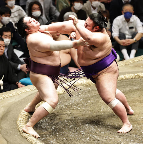 遠藤（左）を突き出しで破る貴景勝（撮影・中島郁夫）