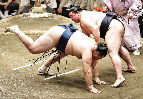 玉鷲（左）を突き落としで破る正代（撮影・中島郁夫）