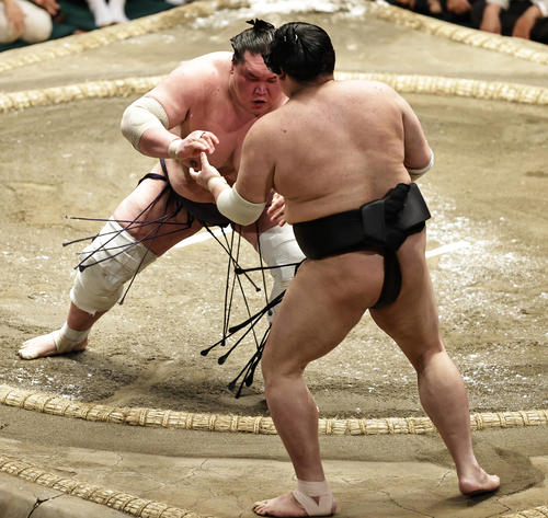 阿炎（右）を押し出しで破る照ノ富士（撮影・中島郁夫）