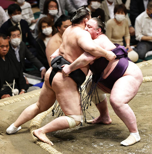 東龍（左）を寄り切りで破る栃ノ心（撮影・中島郁夫）