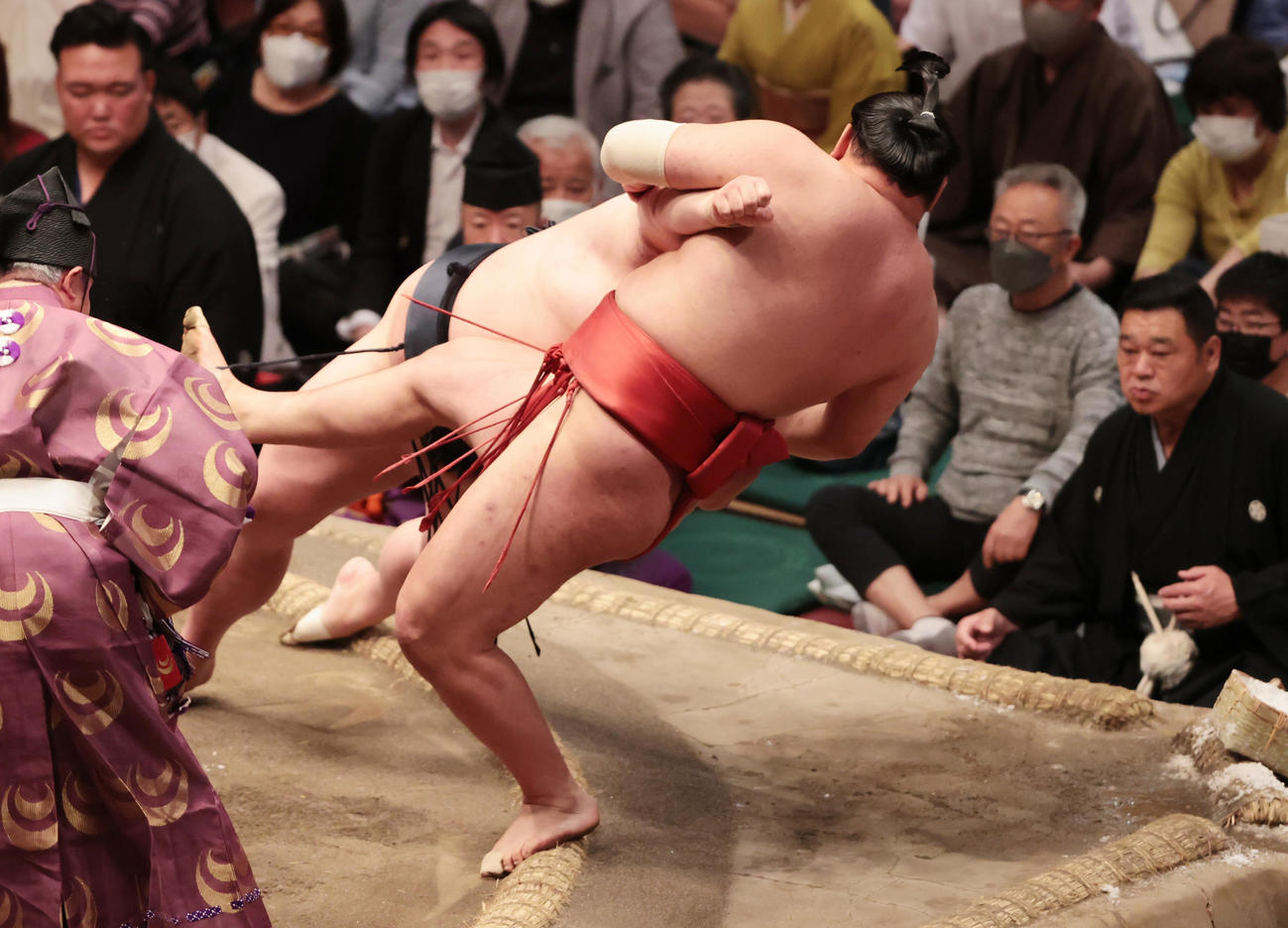 夏場所8日目　豊昇龍（手前）を寄り倒しで破る正代