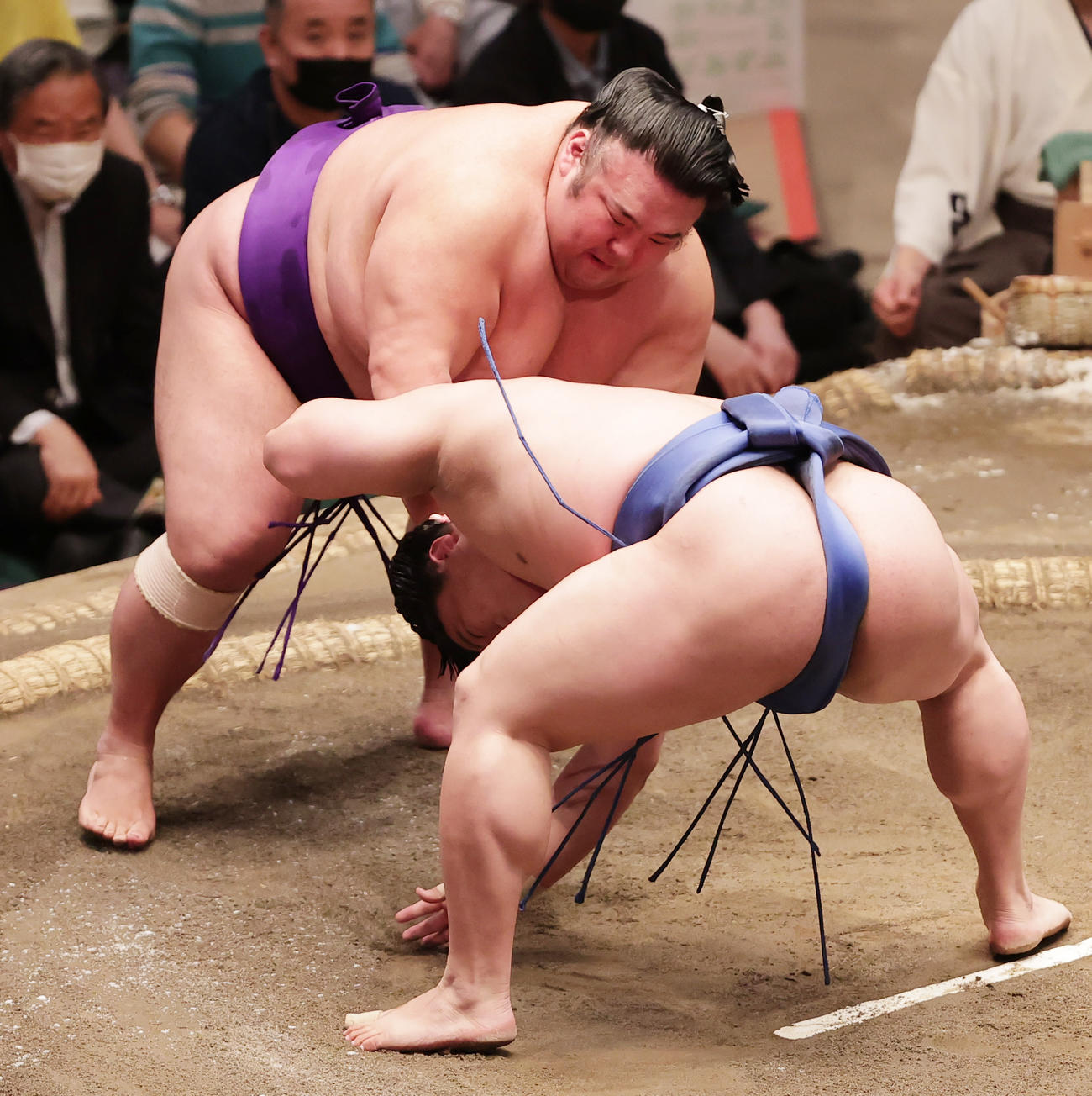 夏場所9日目　貴景勝（左）のはたきに右手を付きそうになる若隆景