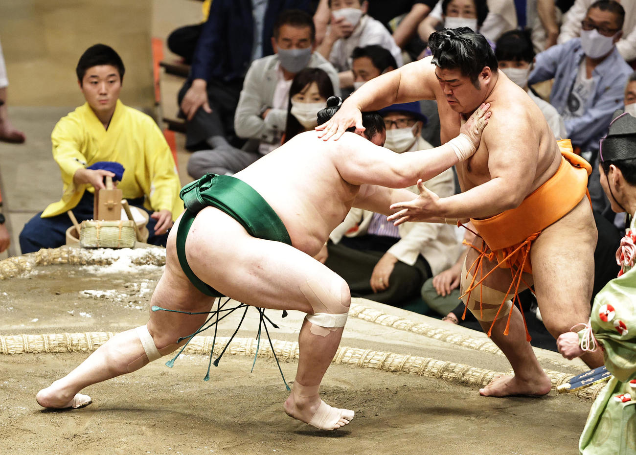 志摩ノ海（右）を押し出しで破る佐田の海（撮影・中島郁夫）