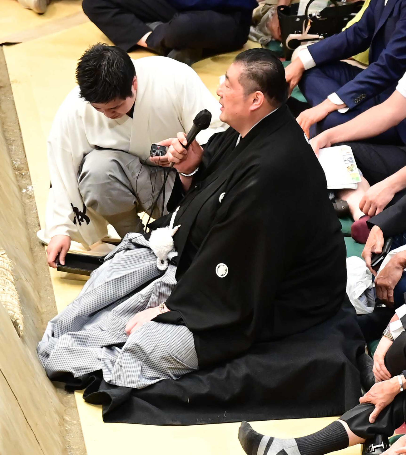 貴景勝と宇良の一番で物言が付き協議した結果、軍配どおり宇良の勝ちをアナウンスする佐渡ケ嶽審判長（撮影・小沢裕）