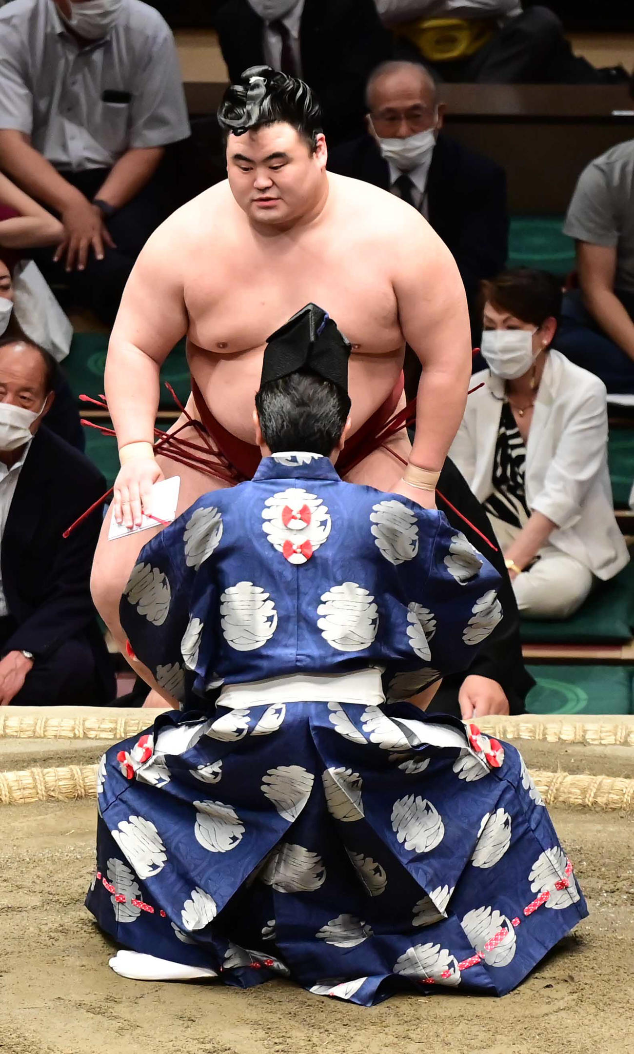 懸賞金を手にする隆の勝（撮影・小沢裕）