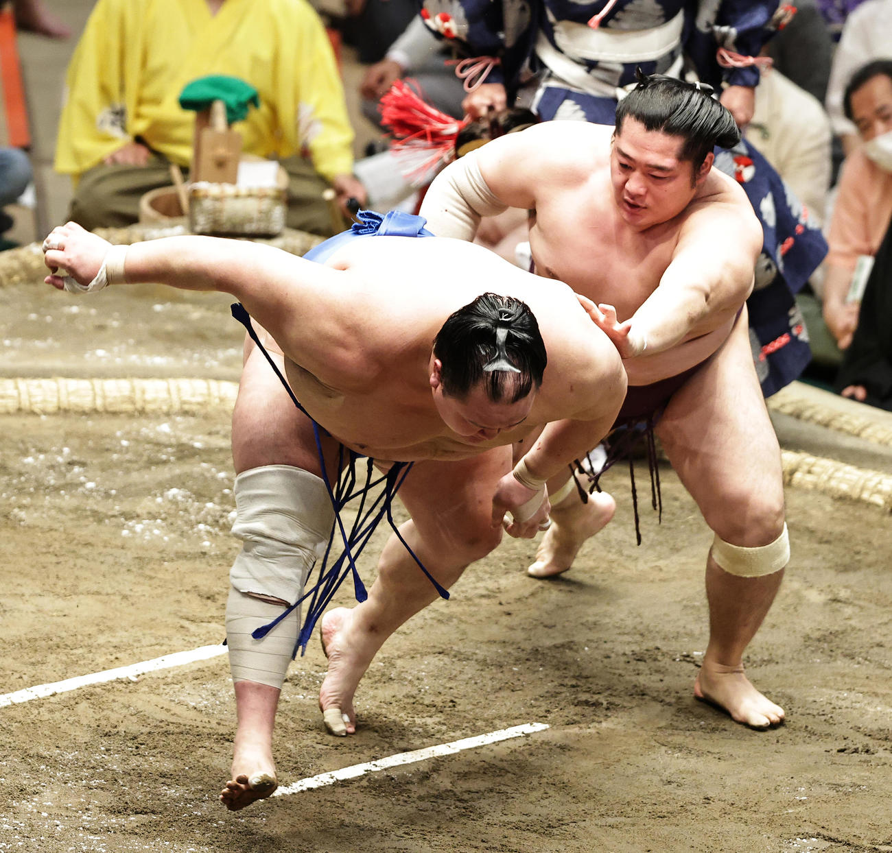 北勝富士（左）を送り出しで破る遠藤（撮影・中島郁夫）