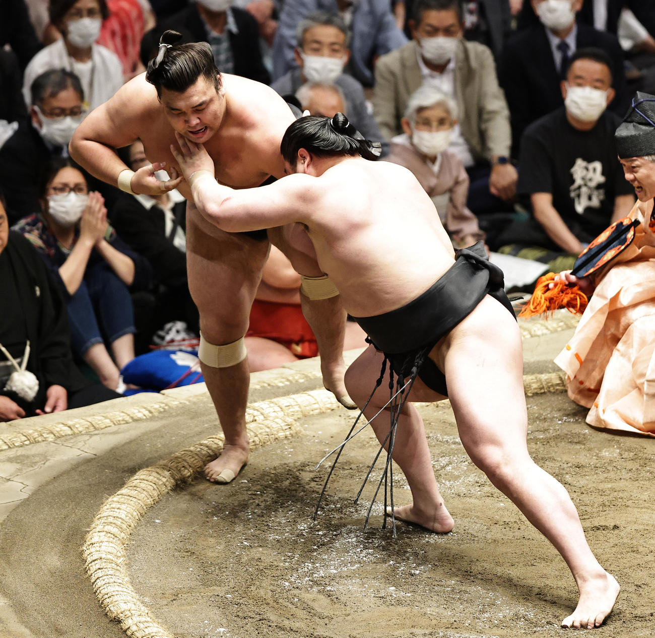 霧馬山（左）を寄り切りで破る若元春（撮影・中島郁夫）