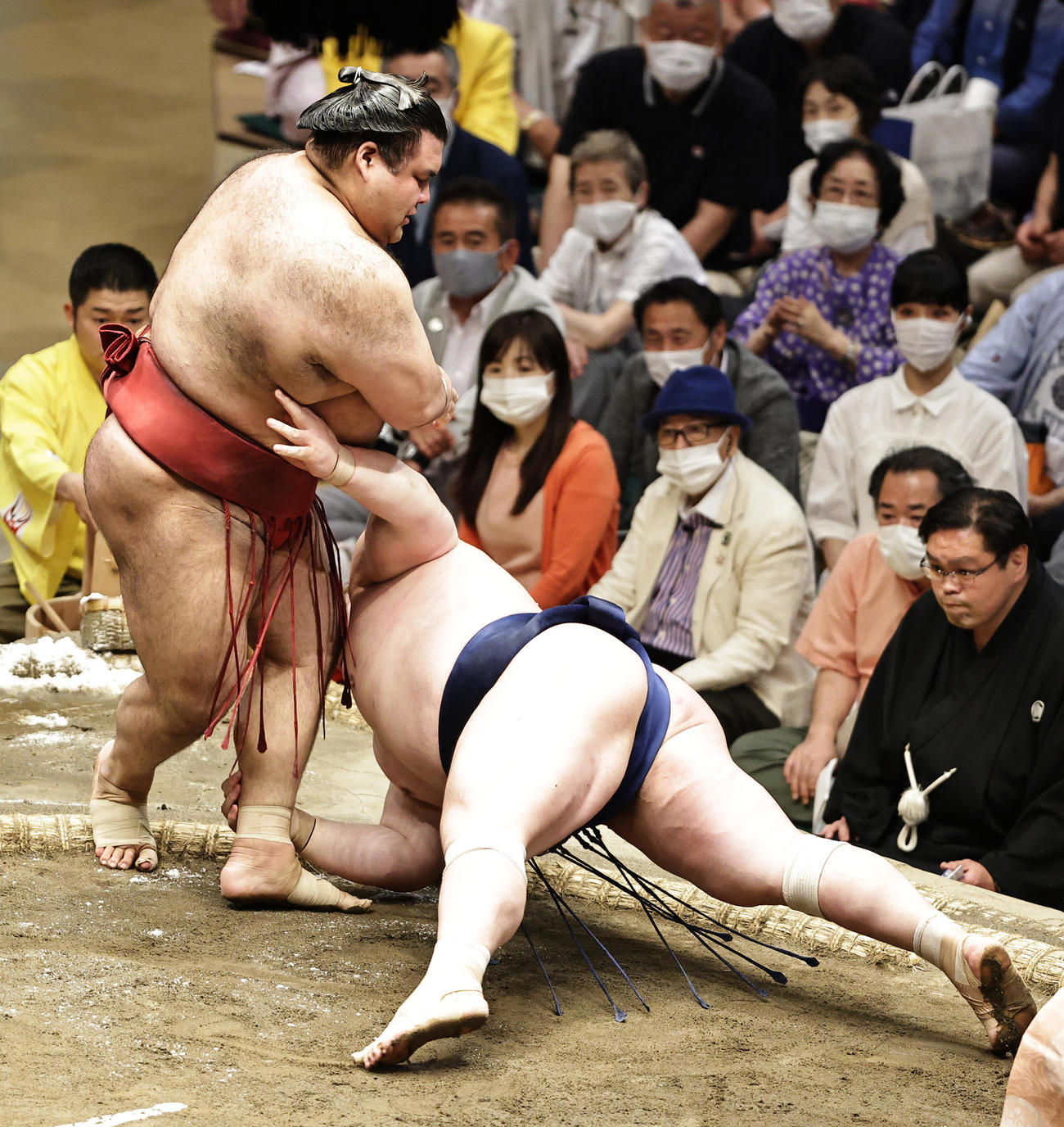 宝富士（右）を突き落としで破る高安（撮影・中島郁夫）