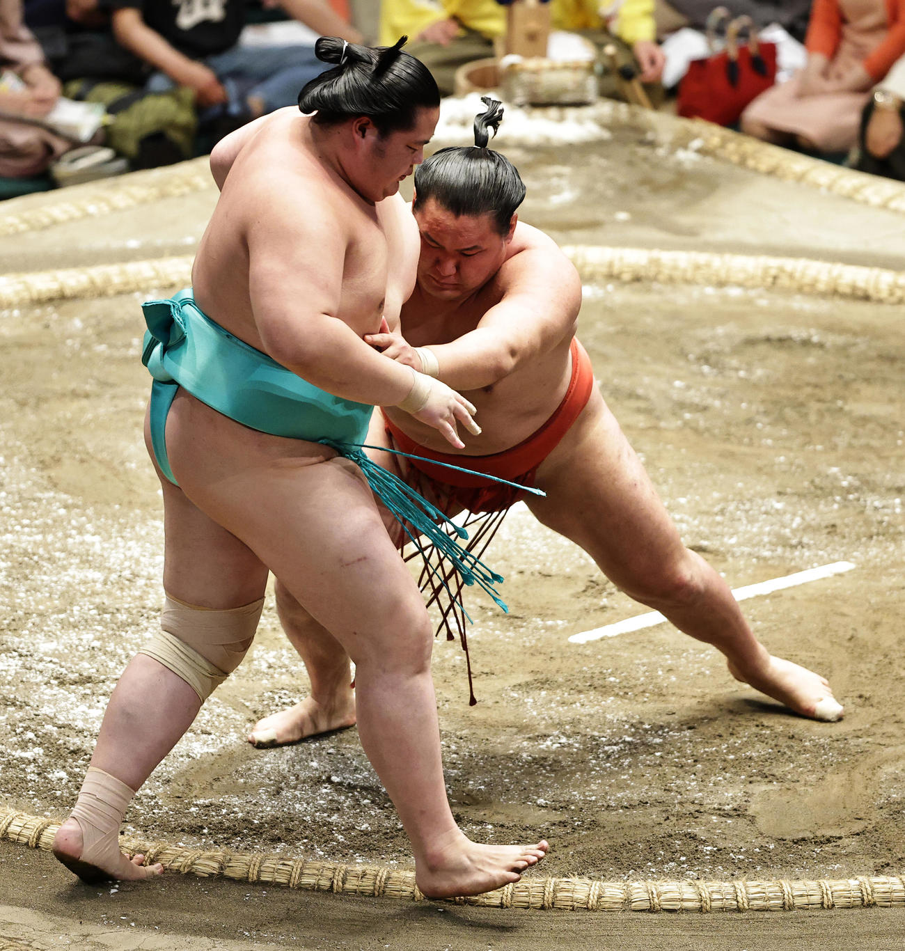 琴ノ若（左）を押し出しで破る豊昇龍（撮影・中島郁夫）
