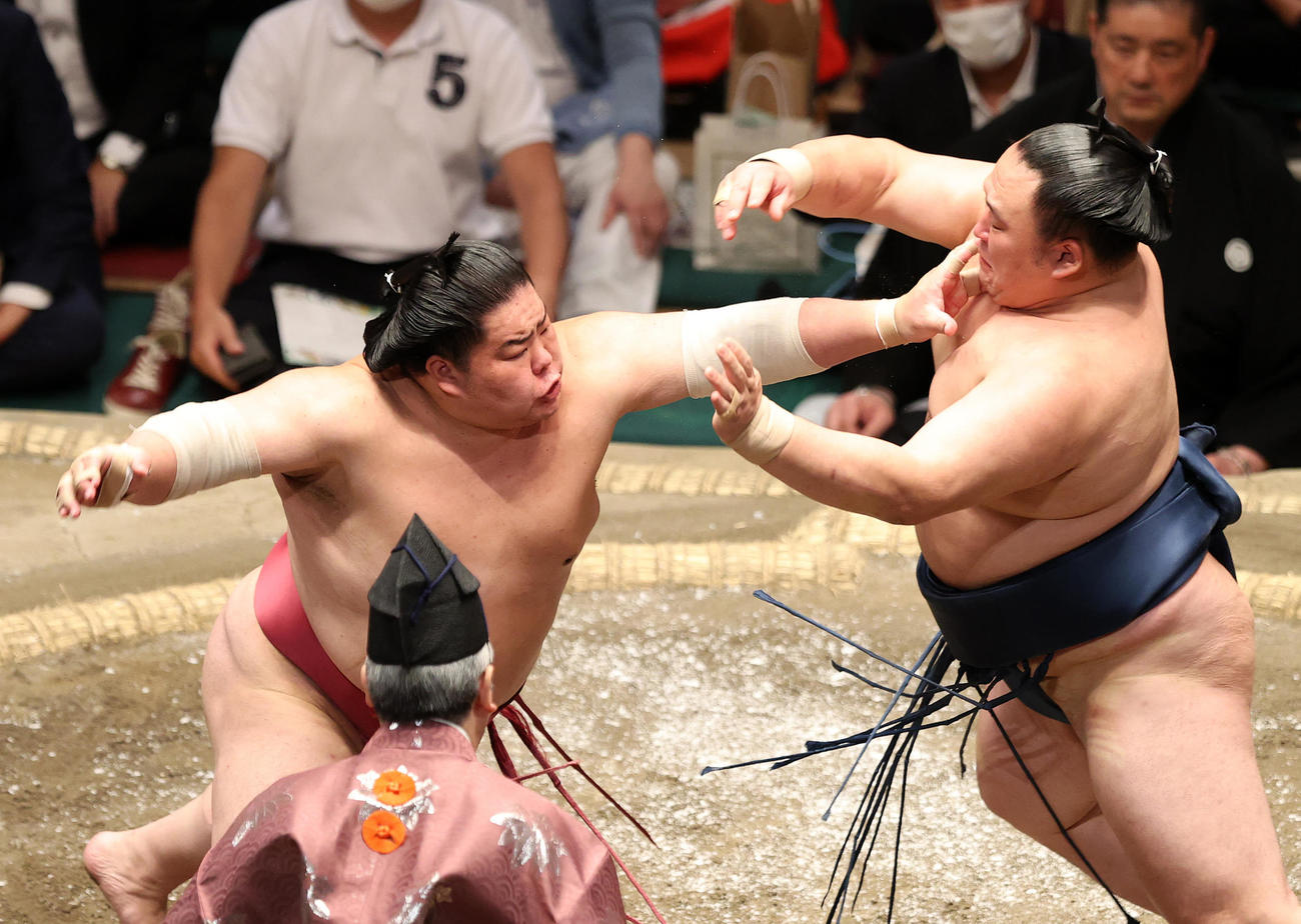 玉鷲（右）を攻める大栄翔（撮影・鈴木正人）