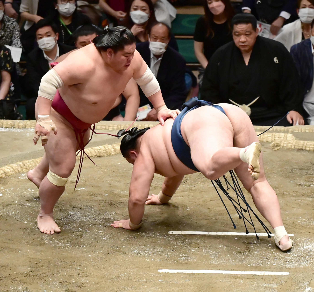 大栄翔（左）は玉鷲を引き落としで破る（撮影・小沢裕）