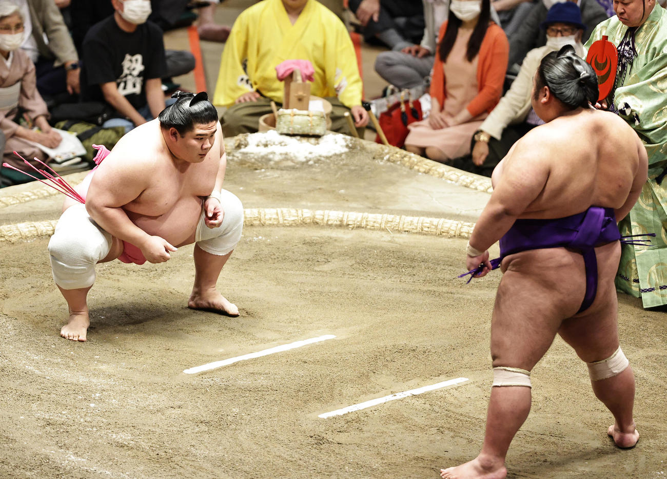 仕切り線の後方から前に進んで貴景勝に対する宇良（撮影・中島郁夫）