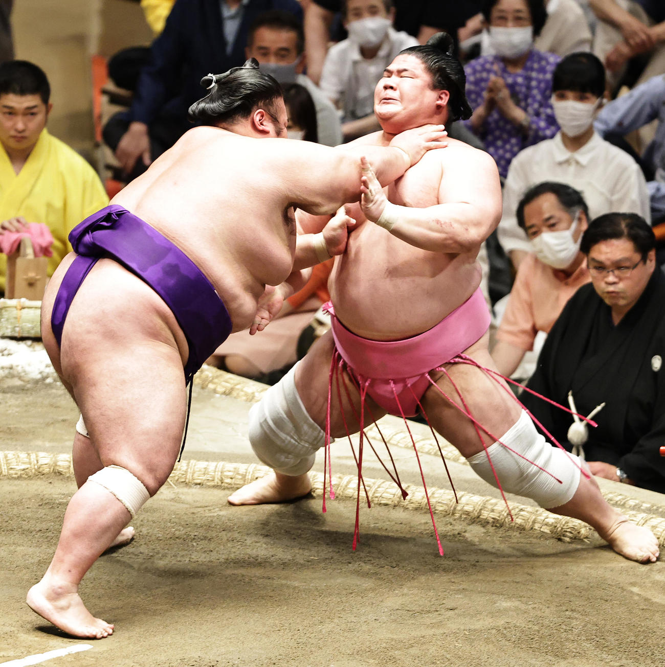 貴景勝（左）ののど輪をこらえる宇良（撮影・中島郁夫）