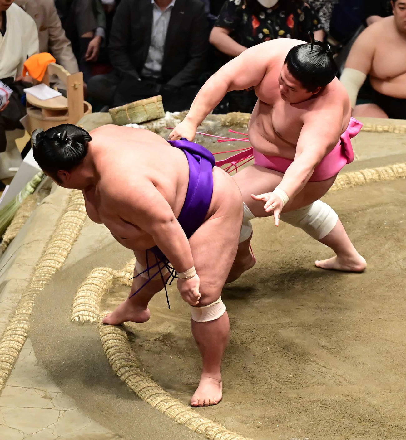 宇良は貴景勝（左）を突き落としで破る（撮影・小沢裕）