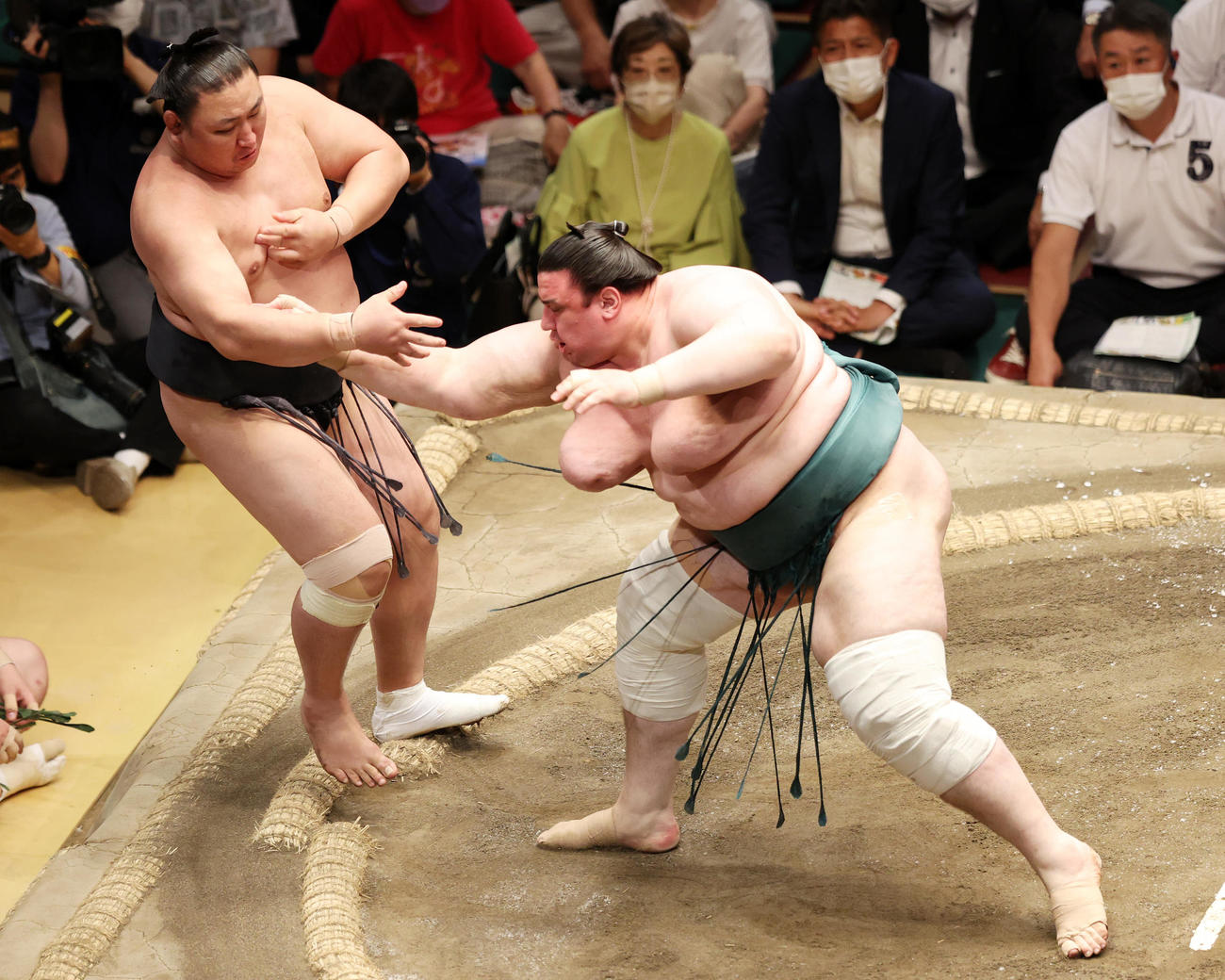 東龍（左）を突き出しで破る碧山（撮影・鈴木正人）
