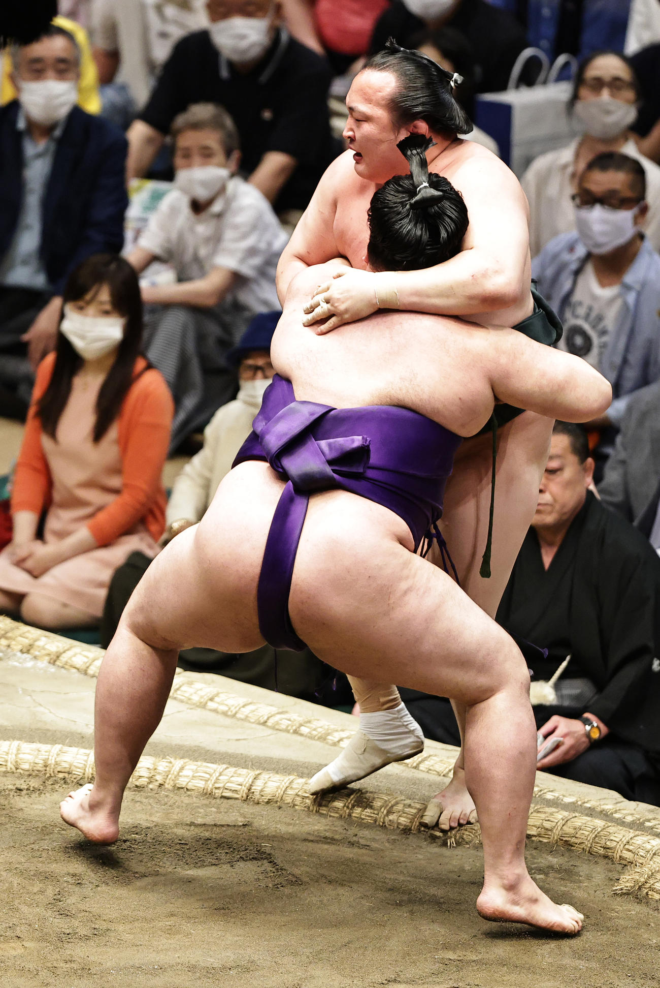 千代翔馬（上）を寄り切りで破る明生（撮影・中島郁夫）