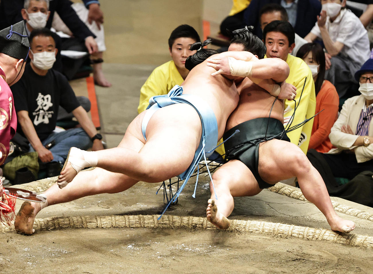 翠富士（右）を寄り倒しで破る琴勝峰（撮影・中島郁夫）