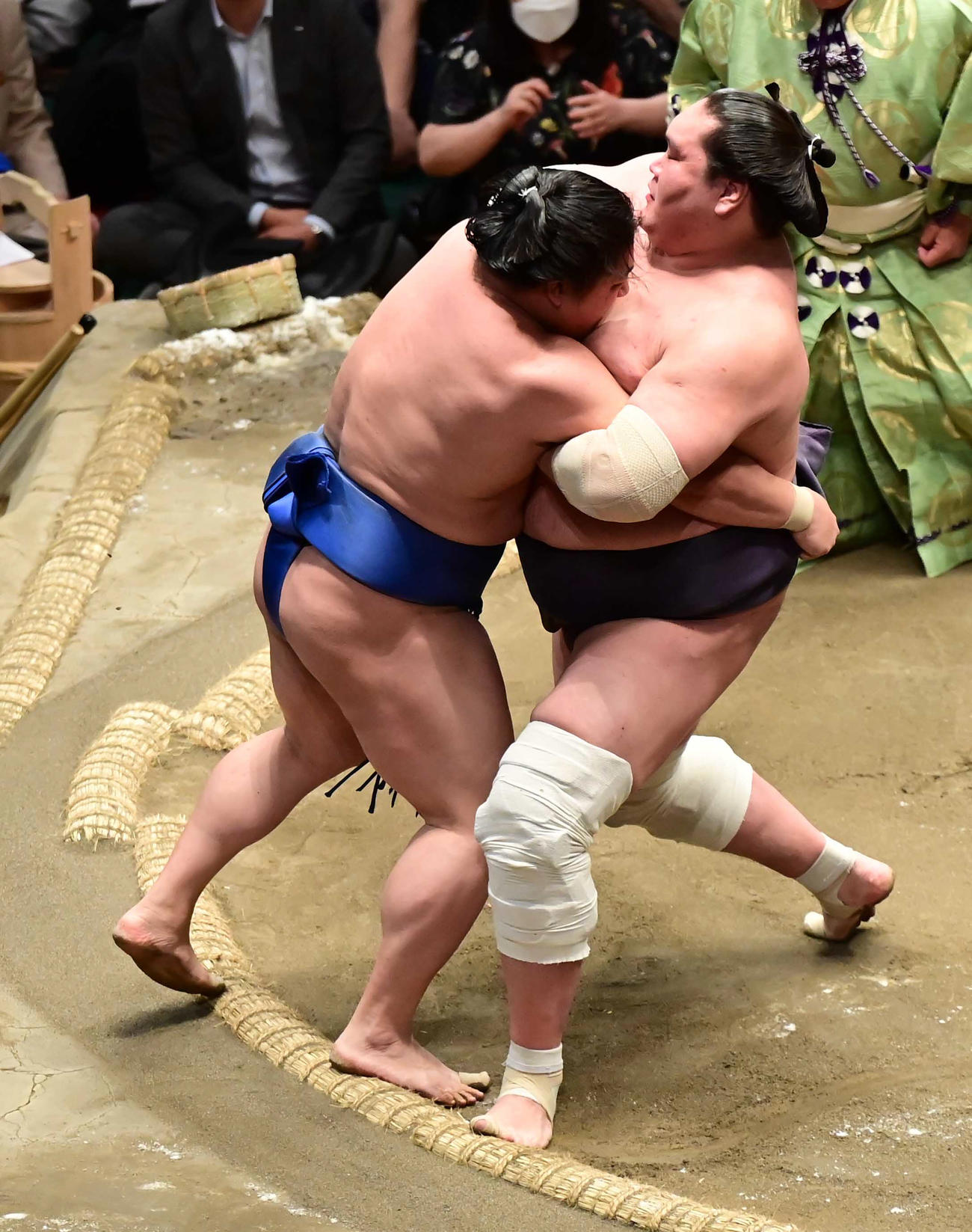 照ノ富士（右）はきめ出しで若隆景を破る（撮影・小沢裕）