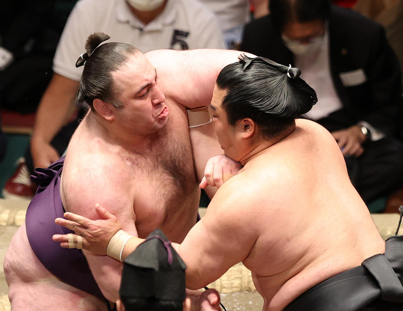 妙義龍（右）を攻める栃ノ心（撮影・鈴木正人）