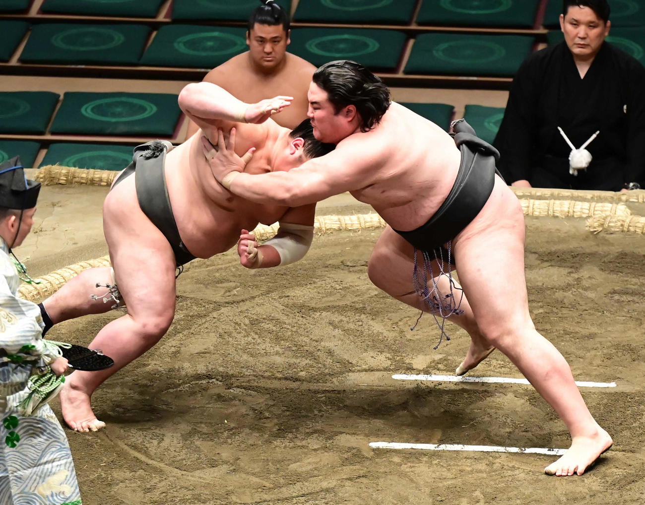 金峰山（右）は引き落としで千代栄を破る（撮影・小沢裕）