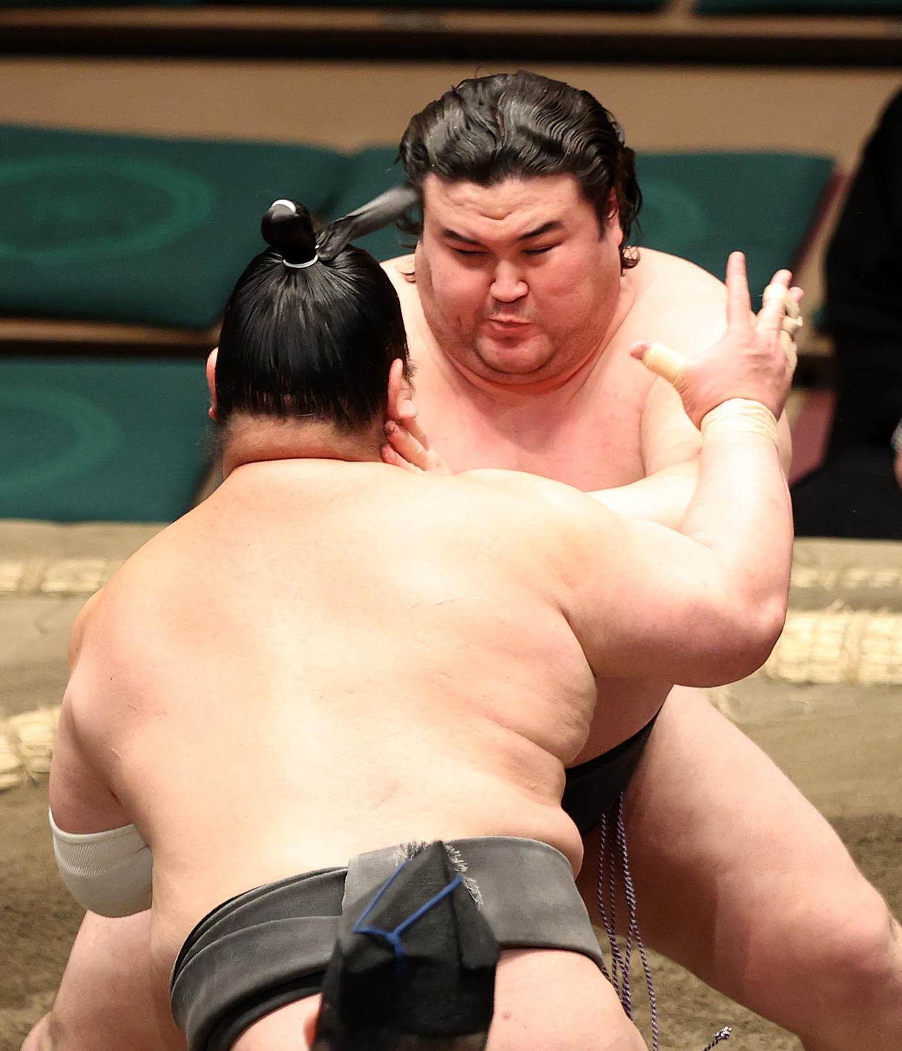 千代栄（手前）を攻める金峰山（撮影・鈴木正人）