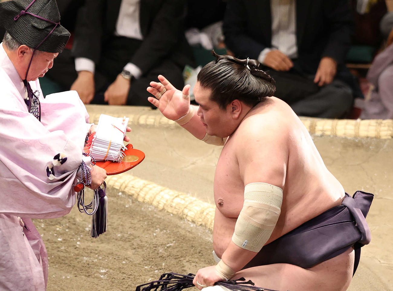 懸賞金の束を受け取る照ノ富士（撮影・鈴木正人）