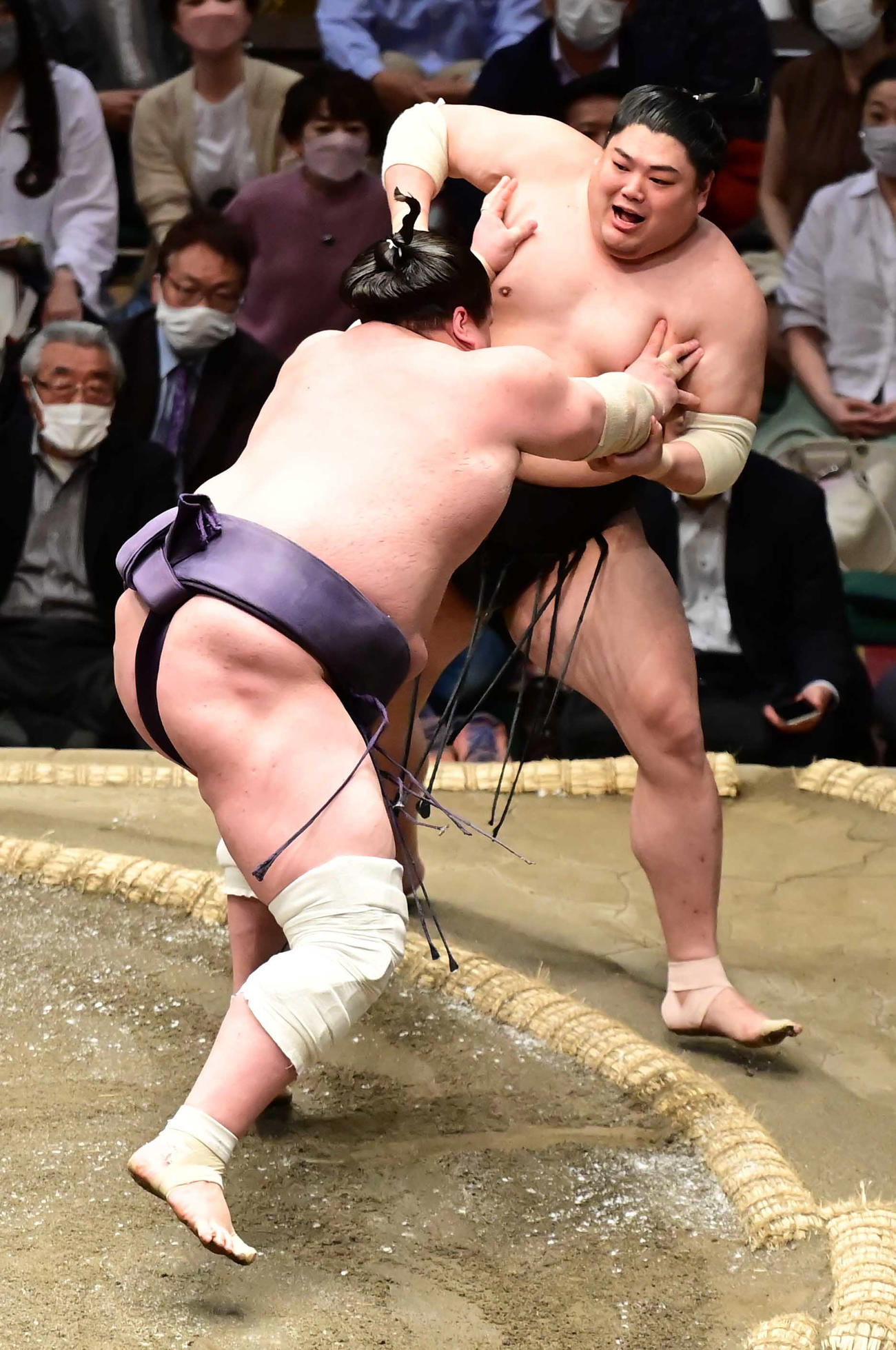 照ノ富士（左）は阿炎を押し出しで破る（撮影・小沢裕）