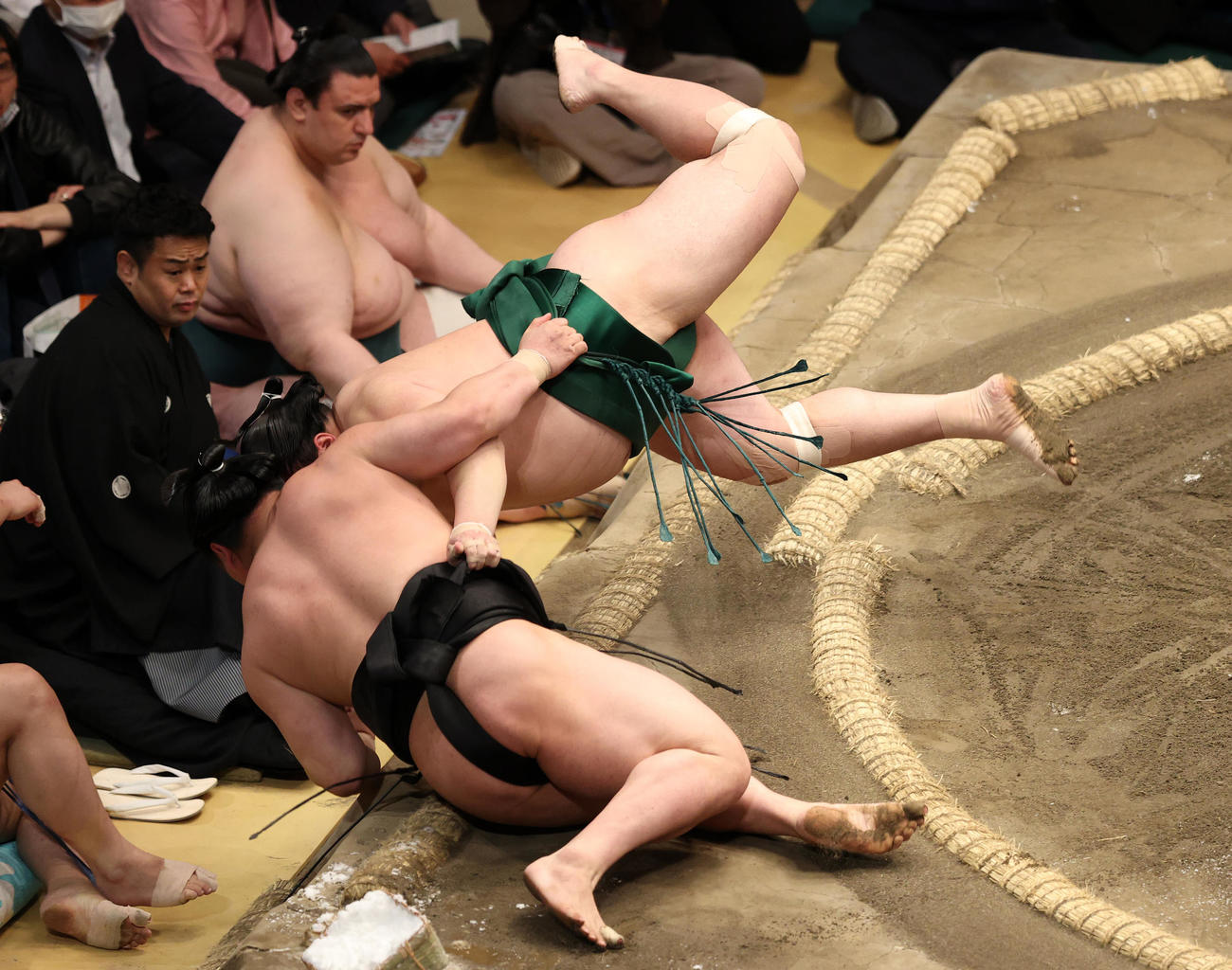 若元春（手前下）を寄り倒しで破る佐田の海（撮影・鈴木正人）