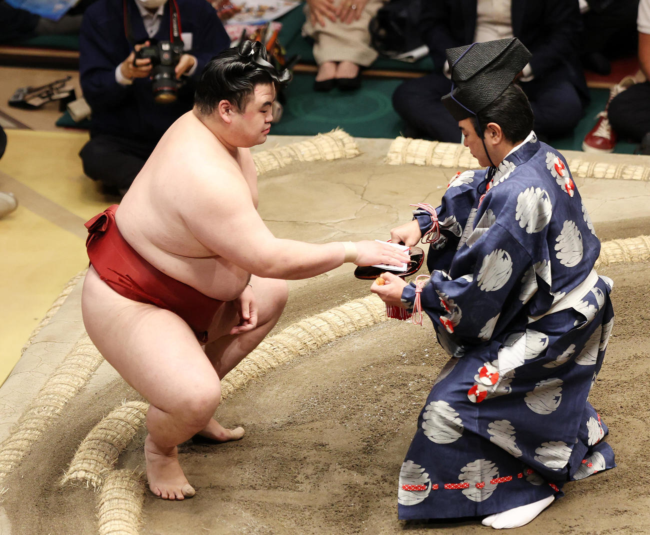 懸賞金を受け取る隆の勝（撮影・鈴木正人）