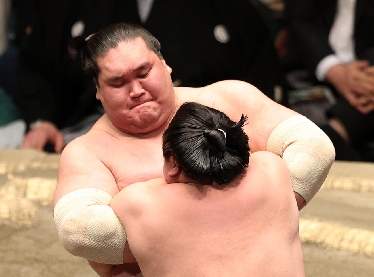 若隆景（手前）を攻める照ノ富士（撮影・鈴木正人）