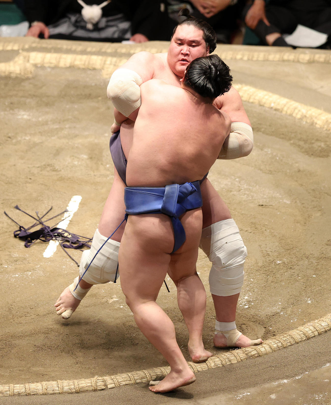 若隆景（手前）をきめ出しで破る照ノ富士（撮影・鈴木正人）