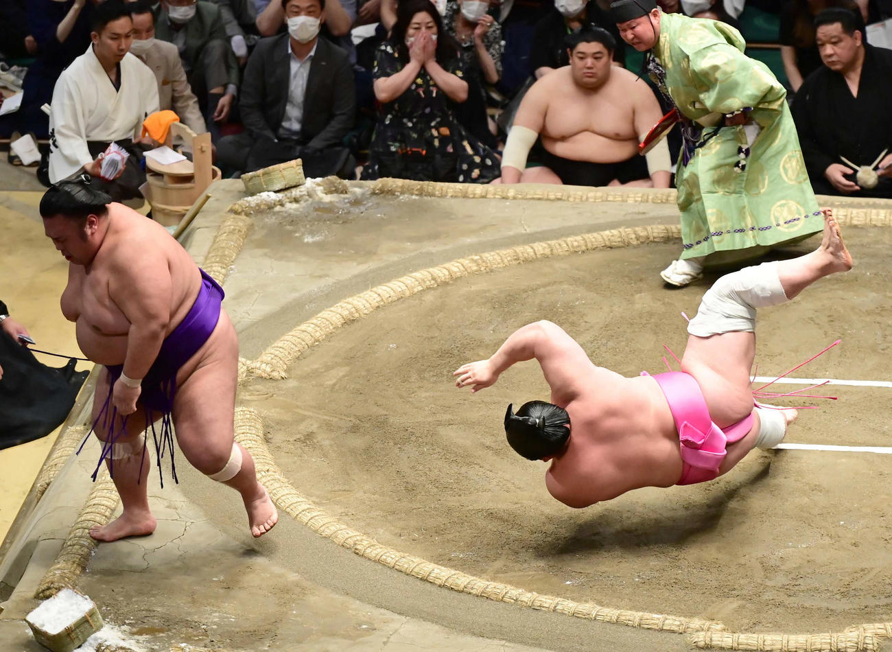 宇良（右）は貴景勝を突き落としで破る（撮影・小沢裕）