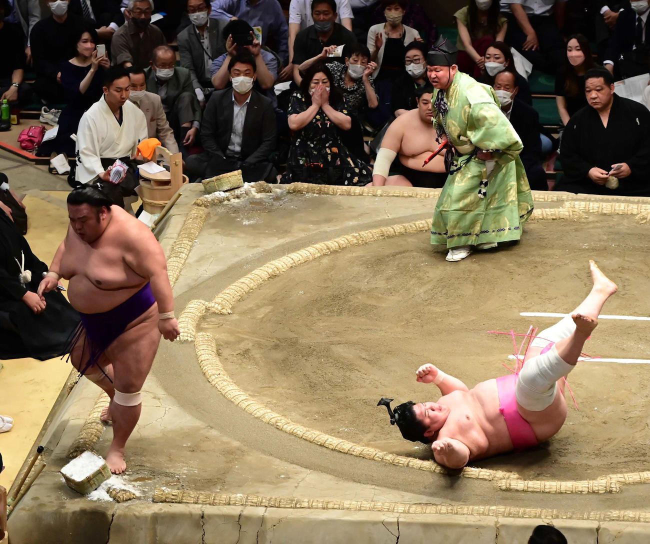 宇良は貴景勝（左）を突き落としで破る（撮影・小沢裕）