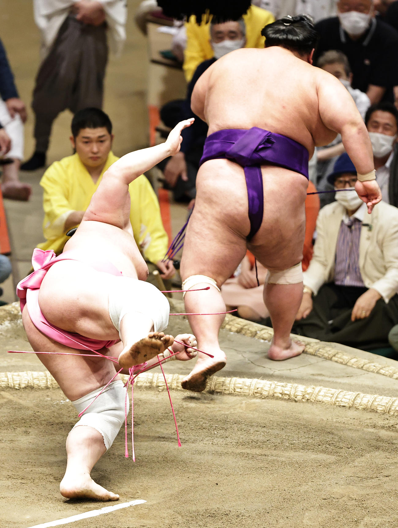 貴景勝（右）を突き落としで破る宇良（撮影・中島郁夫）