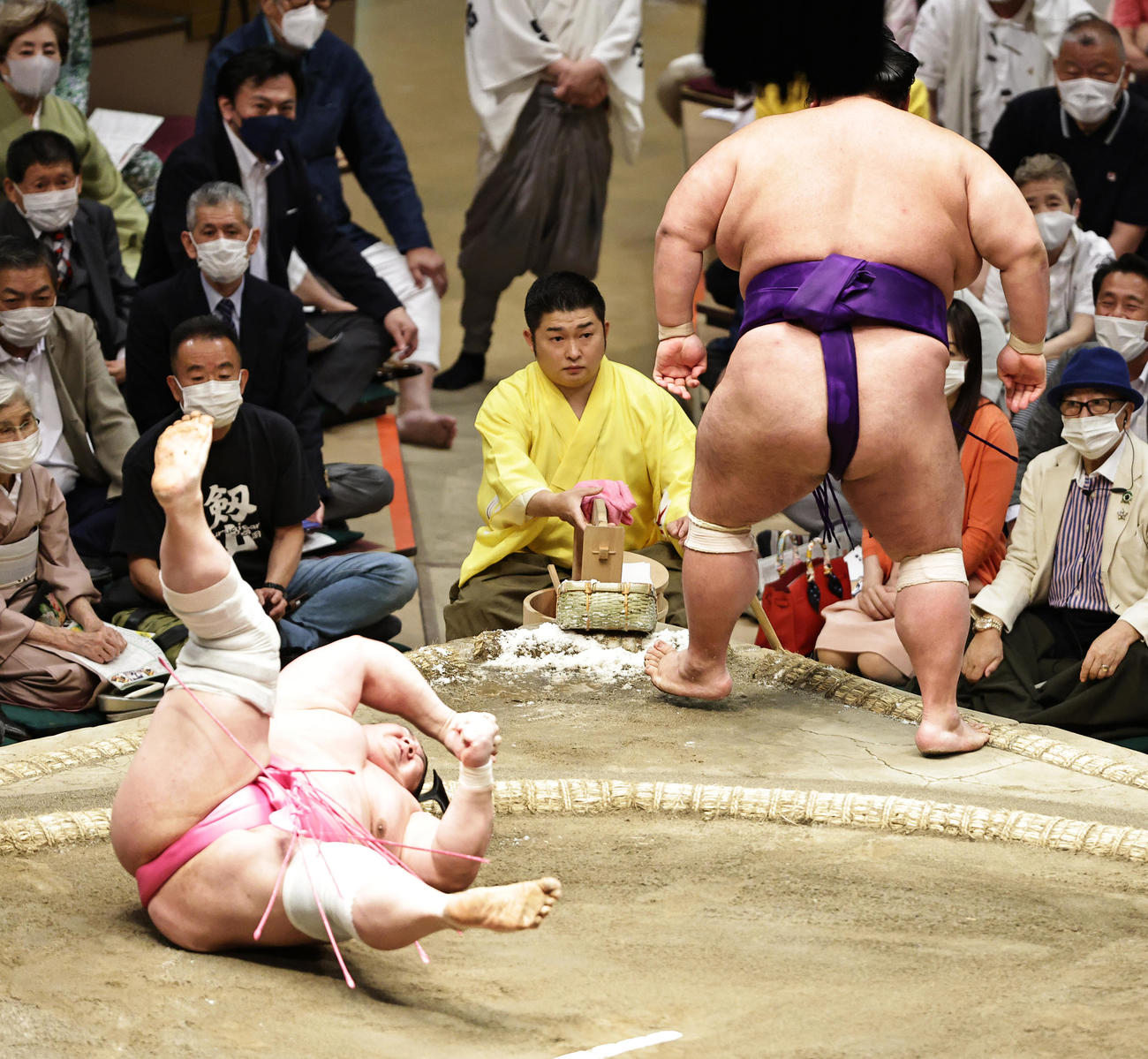貴景勝（右）を突き落としで破る宇良（撮影・中島郁夫）