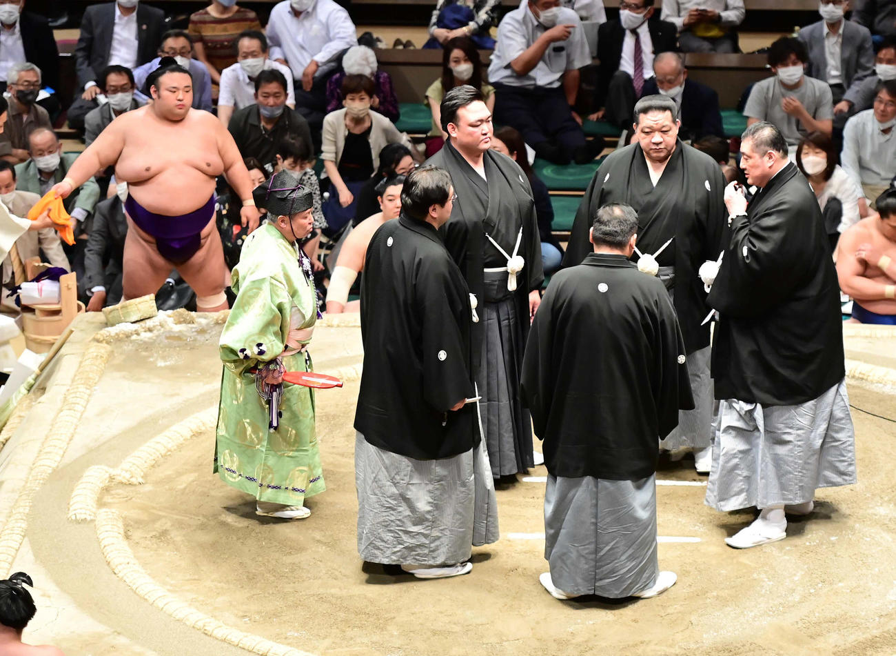 貴景勝と宇良の一番で物言いが付き協議する審判団。左は貴景勝（撮影・小沢裕）