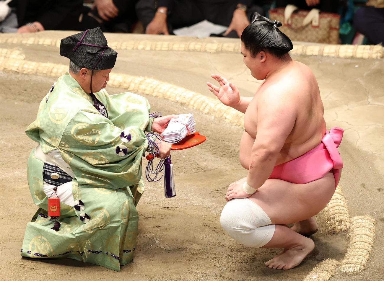 懸賞金の束を受け取る宇良（撮影・鈴木正人）
