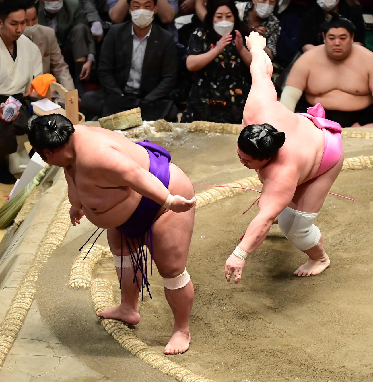 宇良（右）は貴景勝を突き落としで破る（撮影・小沢裕）