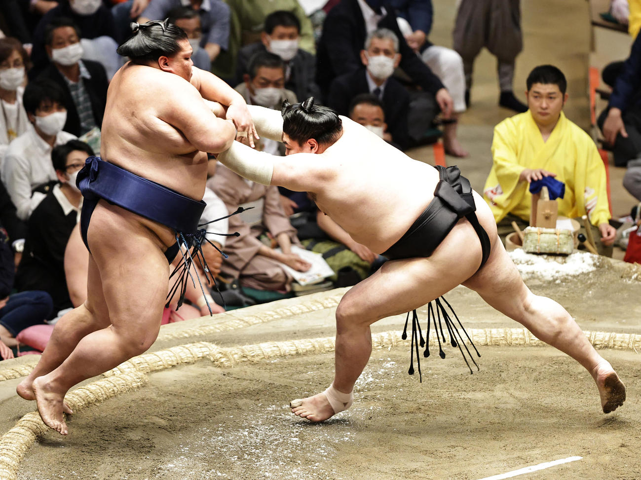 御嶽海（左）を押し出しで破る阿炎（撮影・中島郁夫）